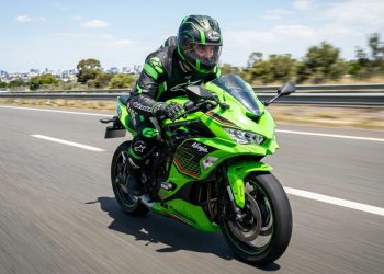 A máquina japonesa de quatro cilindros que gira até 15.000 RPM e traz a emoção das pistas para as ruas por um preço competitivo