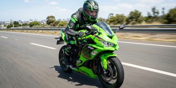 A máquina japonesa de quatro cilindros que gira até 15.000 RPM e traz a emoção das pistas para as ruas por um preço competitivo