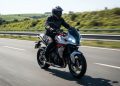 A nova máquina de três cilindros que une a agilidade de uma moto urbana com o fôlego de uma estradeira premium por um valor competitivo