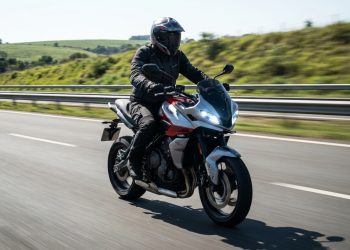 A nova máquina de três cilindros que une a agilidade de uma moto urbana com o fôlego de uma estradeira premium por um valor competitivo