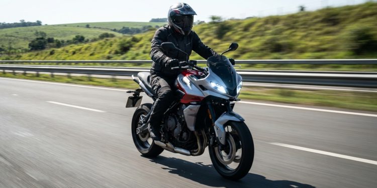 A nova máquina de três cilindros que une a agilidade de uma moto urbana com o fôlego de uma estradeira premium por um valor competitivo