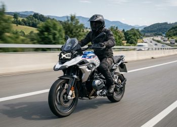 A aventureira da BMW que ignora buracos e chuva forte usando radar inteligente e suspensão eletrônica digna de carro de luxo