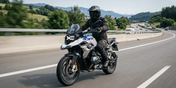 A aventureira da BMW que ignora buracos e chuva forte usando radar inteligente e suspensão eletrônica digna de carro de luxo
