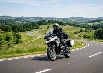 A aventureira de média cilindrada que cruza estados com consumo de 250cc e tecnologia de navegação que projeta o mapa no para-brisa