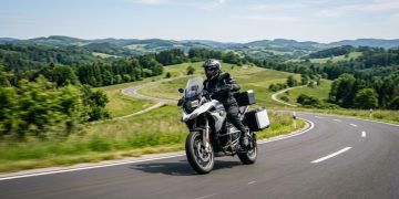 A aventureira de média cilindrada que cruza estados com consumo de 250cc e tecnologia de navegação que projeta o mapa no para-brisa