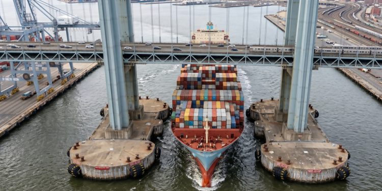 A genial técnica de engenharia que instalou ilhas de rocha flutuantes ao redor das pontes modernas para destruir navios desgovernados antes do choque