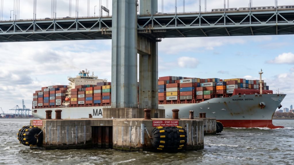 A genial técnica de engenharia que instalou ilhas de rocha flutuantes ao redor das pontes modernas para destruir navios desgovernados antes do choque