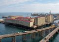 A colossal metrópole flutuante no Azerbaijão construída secretamente sobre o oceano usando navios naufragados e que hoje abriga 5000 trabalhadores