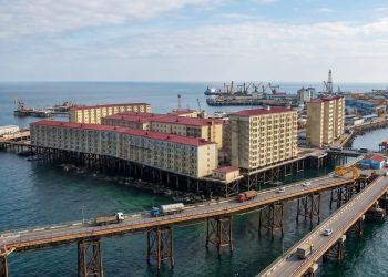 A colossal metrópole flutuante no Azerbaijão construída secretamente sobre o oceano usando navios naufragados e que hoje abriga 5000 trabalhadores