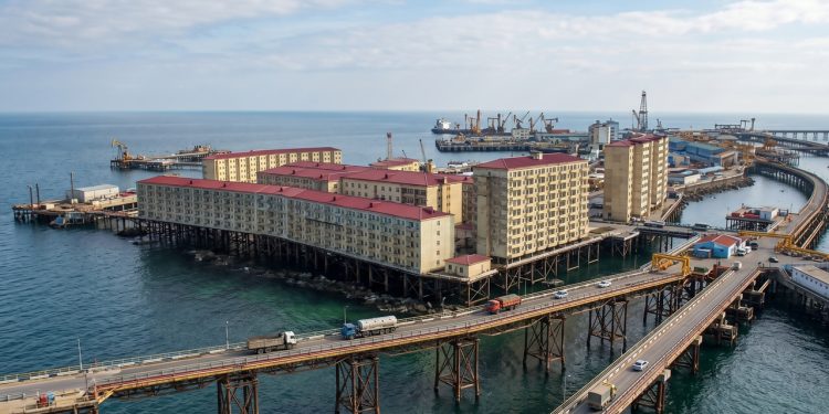 A colossal metrópole flutuante no Azerbaijão construída secretamente sobre o oceano usando navios naufragados e que hoje abriga 5000 trabalhadores