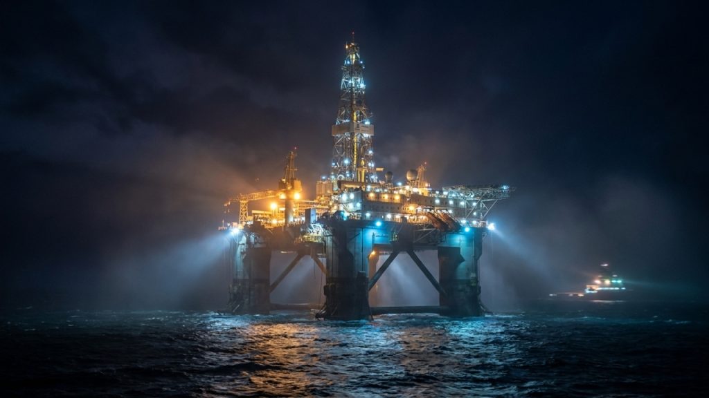 O trabalho offshore que paga alto, exige semanas embarcado e virou caminho para quem aceita viver longe de casa