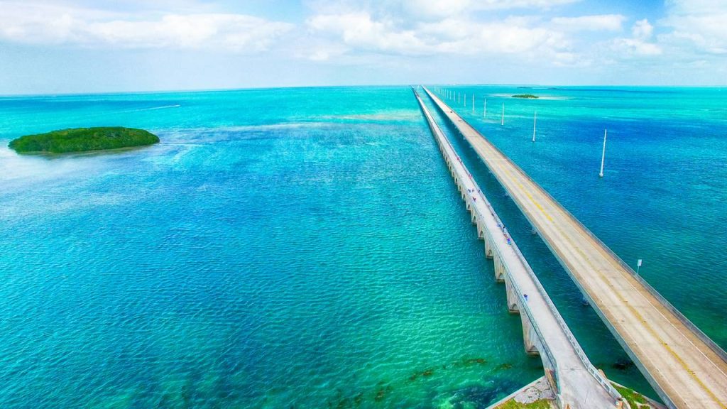 A impressionante rodovia de 182 km de extensão construída sobre o mar com 42 pontes une o sul da Flórida ao arquipélago paradisíaco 