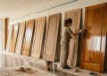 Quanto um pintor cobra para lixar, selar e aplicar verniz marítimo em 10 portas de madeira em 2026