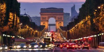 Com 2,1 milhões de habitantes, a capital da França divide seus 105 km² em 20 distritos que guardam séculos de história europeia