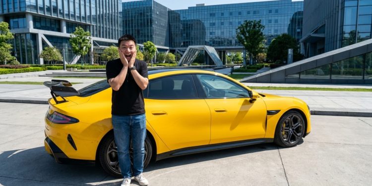 Design inspirado em supercarros europeus e tecnologia de smartphone fazem o novo sedan elétrico ser o assunto do momento