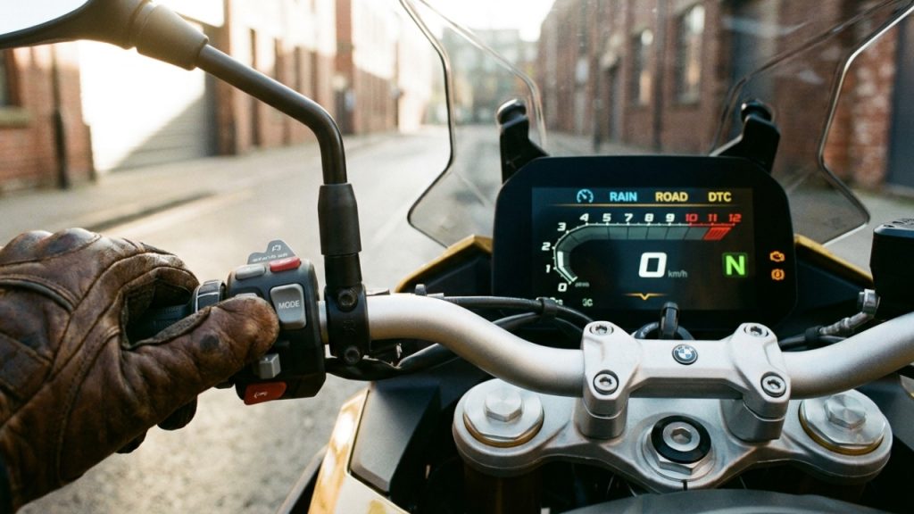 A naked alemã que entrega 105 cv com estabilidade cirúrgica e consome como uma moto de entrada visto que usa um propulsor bicilíndrico boxer que redefine o prazer de pilotar nas cidades