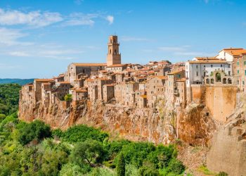 Fundada sobre um penhasco de tufo vulcânico, a cidade italiana é conhecida como a "Pequena Jerusalém" e atrai quem busca história e arquitetura