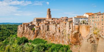 Fundada sobre um penhasco de tufo vulcânico, a cidade italiana é conhecida como a "Pequena Jerusalém" e atrai quem busca história e arquitetura
