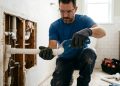 Quanto um encanador cobra para quebrar e refazer toda a tubulação de um banheiro de 6 m² em 2026?