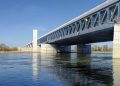 A bizarra ponte de 900 metros de extensão que não possui asfalto e foi erguida no céu para carregar navios cargueiros passando por cima de um rio