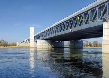 A bizarra ponte de 900 metros de extensão que não possui asfalto e foi erguida no céu para carregar navios cargueiros passando por cima de um rio