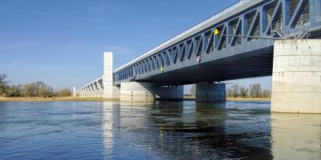 A bizarra ponte de 900 metros de extensão que não possui asfalto e foi erguida no céu para carregar navios cargueiros passando por cima de um rio