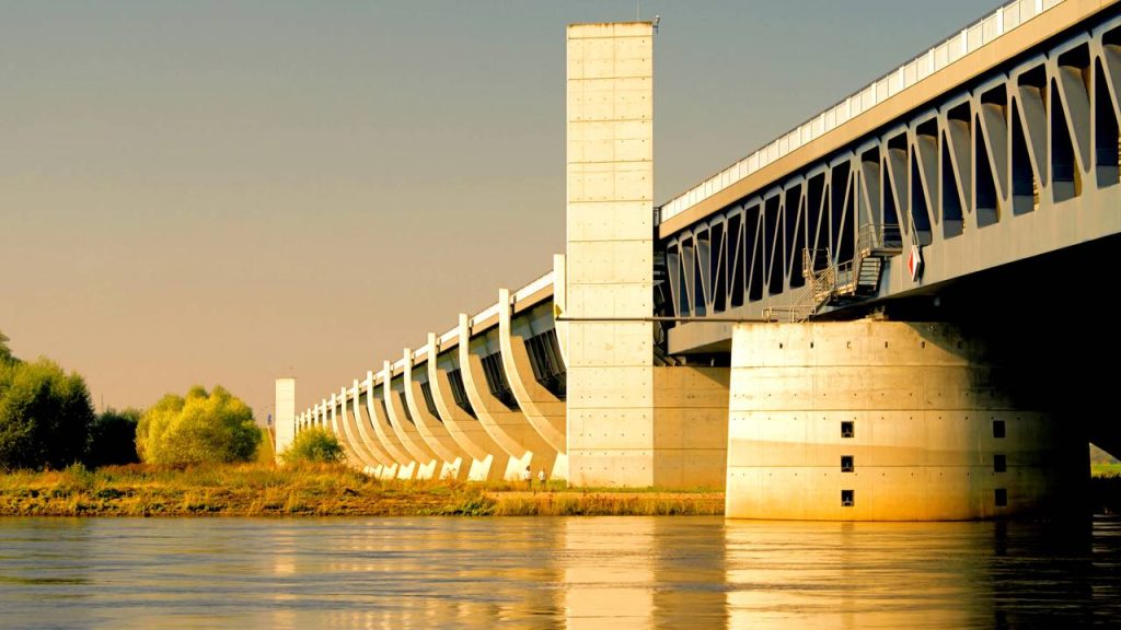 A bizarra ponte de 900 metros de extensão que não possui asfalto e foi erguida no céu para carregar navios cargueiros passando por cima de um rio
