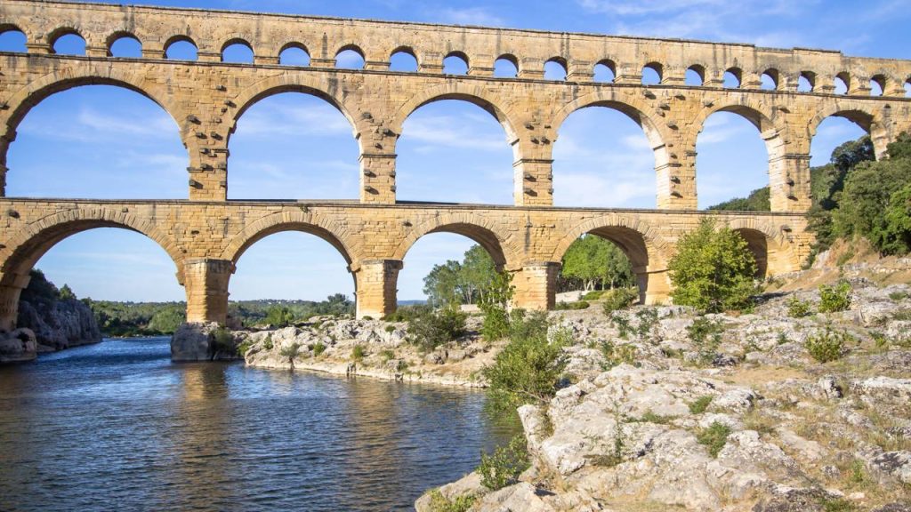 Com três fileiras de arcos de pedra e 48 metros de altura, o aqueduto romano do século 1 representa o maior feito da engenharia hidráulica clássica