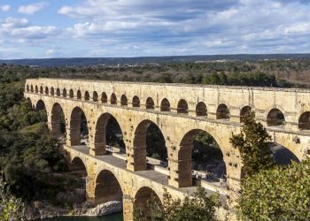 Com três fileiras de arcos de pedra e 48 metros de altura, o aqueduto romano do século 1 representa o maior feito da engenharia hidráulica clássica