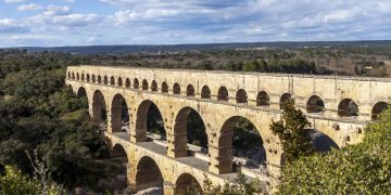 Com três fileiras de arcos de pedra e 48 metros de altura, o aqueduto romano do século 1 representa o maior feito da engenharia hidráulica clássica