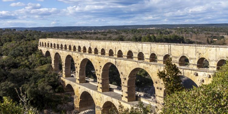 Com três fileiras de arcos de pedra e 48 metros de altura, o aqueduto romano do século 1 representa o maior feito da engenharia hidráulica clássica