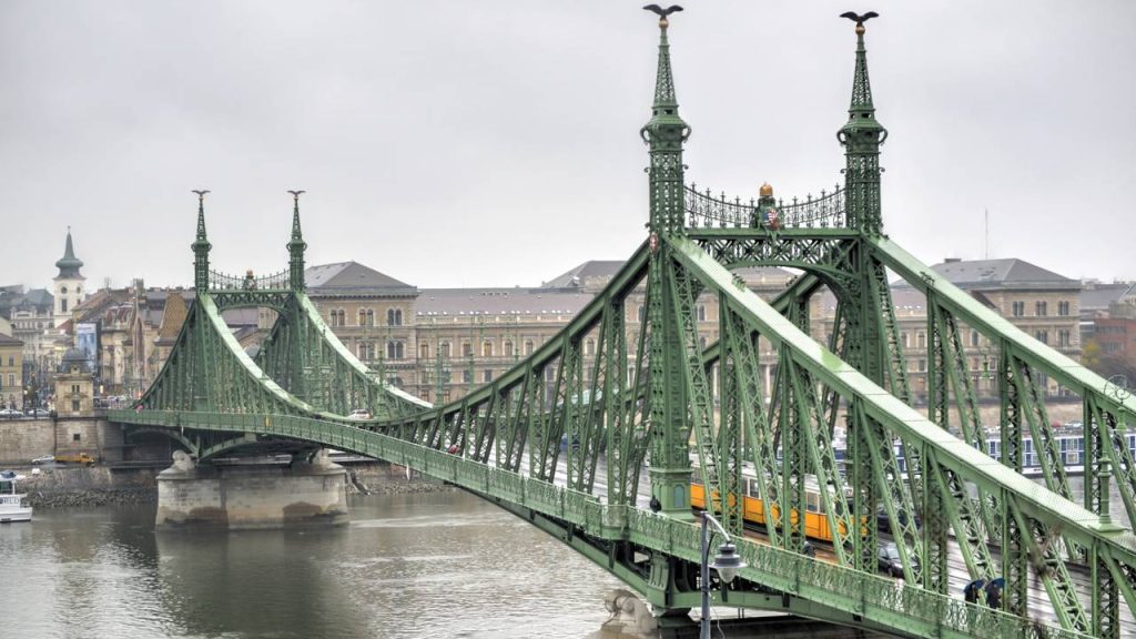 Inaugurada em 1896 com 333 metros de extensão e design Art Nouveau, esta ponte sobre o Danúbio é um símbolo de Budapeste