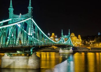 Inaugurada em 1896 com 333 metros de extensão e design Art Nouveau, esta ponte sobre o Danúbio é um símbolo de Budapeste
