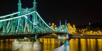 Inaugurada em 1896 com 333 metros de extensão e design Art Nouveau, esta ponte sobre o Danúbio é um símbolo de Budapeste