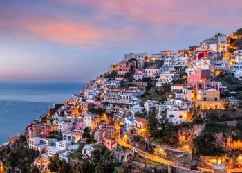 Com casas coloridas cravadas no penhasco e 1.000 anos de história, a vila italiana surge como o destino mais vertical da Costa Amalfitana