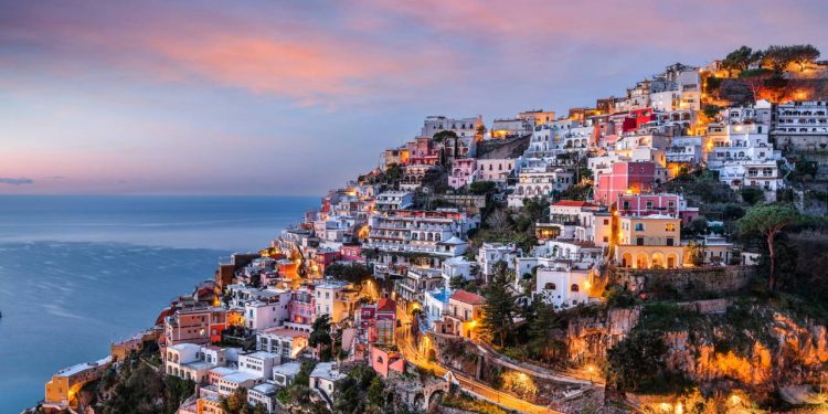 Com casas coloridas cravadas no penhasco e 1.000 anos de história, a vila italiana surge como o destino mais vertical da Costa Amalfitana