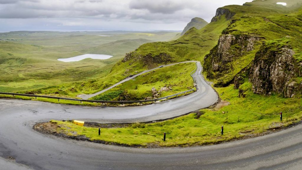 A estrada na Ilha de Skye atravessa 10 km de um terreno escorregadio formado por deslizamentos geológicos, sendo um desafio cênico