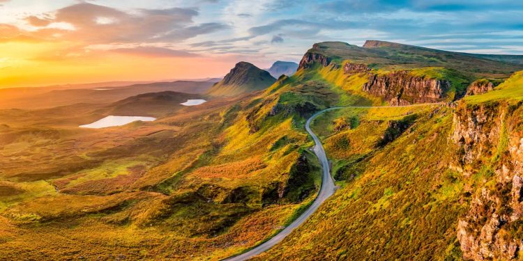 A estrada na Ilha de Skye atravessa 10 km de um terreno escorregadio formado por deslizamentos geológicos, sendo um desafio cênico