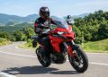 A moto crossover de 95 cavalos que ajusta a suspensão sozinha e transforma estradas destruídas em viagens silenciosas de alto conforto