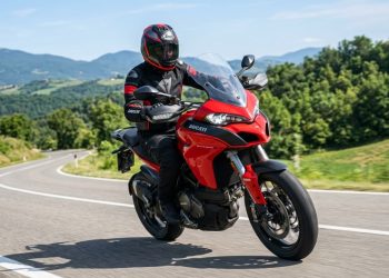 A moto crossover de 95 cavalos que ajusta a suspensão sozinha e transforma estradas destruídas em viagens silenciosas de alto conforto