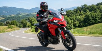 A moto crossover de 95 cavalos que ajusta a suspensão sozinha e transforma estradas destruídas em viagens silenciosas de alto conforto