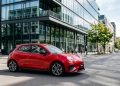 O compacto elétrico com visual futurista que carrega em 20 minutos e já desbancou os modelos a combustão no uso urbano severo