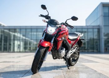 A moto 300cc da Honda que faz 35 km/l, conecta ao celular e já está nas concessionárias por menos de R$ 20 mil
