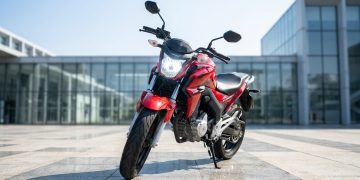 A moto 300cc da Honda que faz 35 km/l, conecta ao celular e já está nas concessionárias por menos de R$ 20 mil