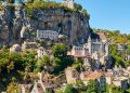 O vilarejo medieval esculpido em um penhasco de 150 metros sobre o rio Alzou, Rocamadour, é um dos destinos de peregrinação mais impressionantes da França