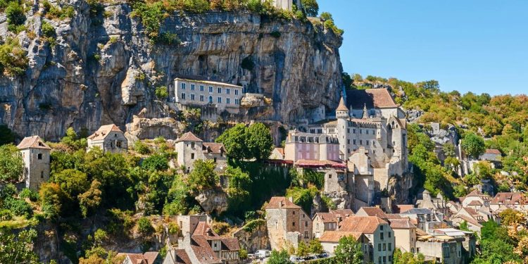 O vilarejo medieval esculpido em um penhasco de 150 metros sobre o rio Alzou, Rocamadour, é um dos destinos de peregrinação mais impressionantes da França