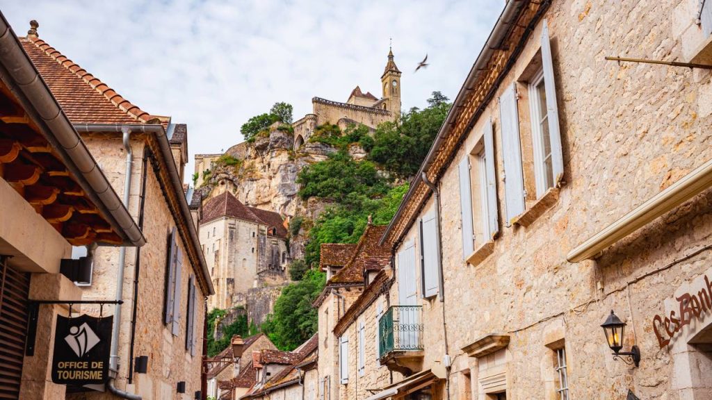 O vilarejo medieval esculpido em um penhasco de 150 metros sobre o rio Alzou, Rocamadour, é um dos destinos de peregrinação mais impressionantes da França
