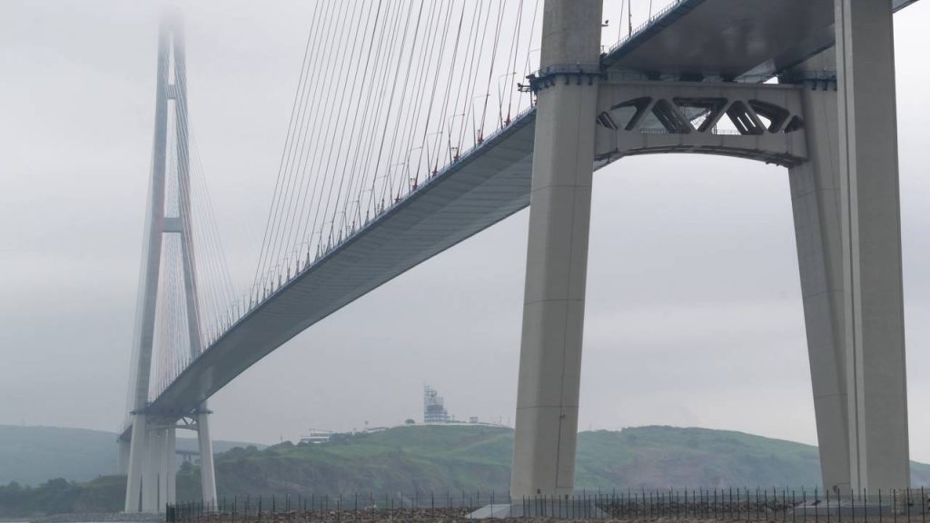 O colossal gigante de aço com torres de 320 metros de altura que cruza as águas gélidas para registrar o maior vão estaiado do planeta