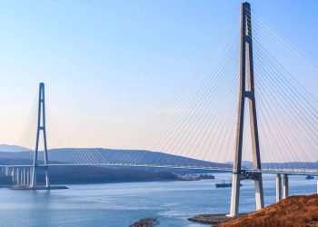 O colossal gigante de aço com torres de 320 metros de altura que cruza as águas gélidas para registrar o maior vão estaiado do planeta