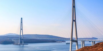 O colossal gigante de aço com torres de 320 metros de altura que cruza as águas gélidas para registrar o maior vão estaiado do planeta